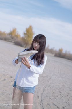 捧着奶送到男人嘴边
